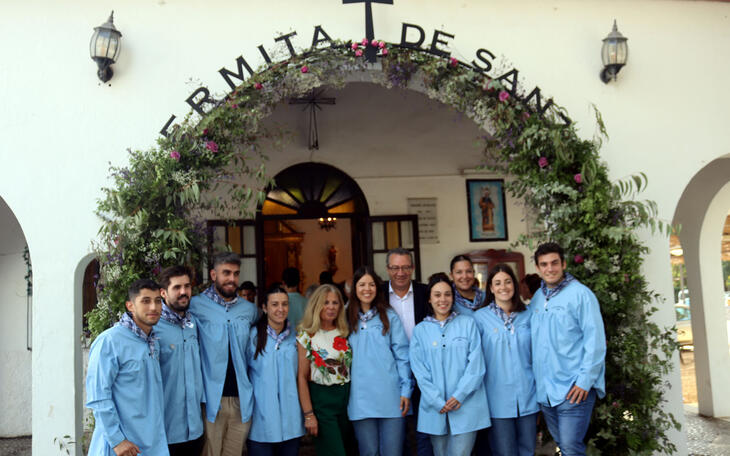 Los festeros del Roser, con la concejal de Fiestas y el alcalde